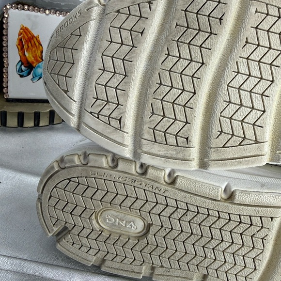 (E3) Brooks Addiction WLK Women's White Leather, Sneakers Size 10.5M D - Picture 8 of 12